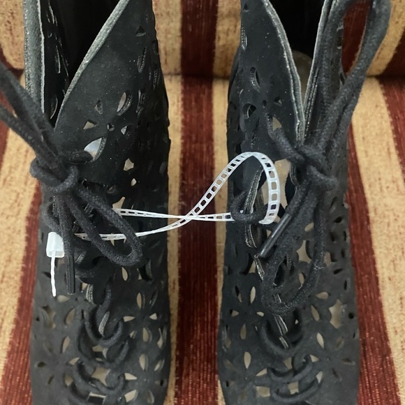 NWT Madeline Stuart heels with flower design. Open toe with zipper in back. 8 - Picture 5 of 10